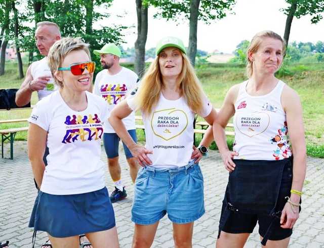 [FOTO] Biegają, aby przegonić raka. Wystartowali z Wierzbnej, skończą w Zduńskiej Woli 