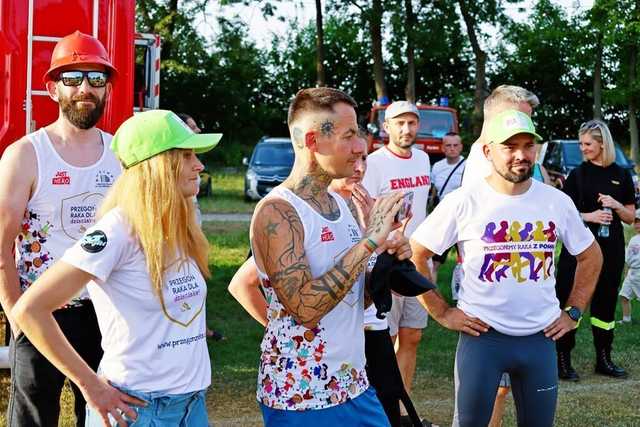 [FOTO] Biegają, aby przegonić raka. Wystartowali z Wierzbnej, skończą w Zduńskiej Woli 