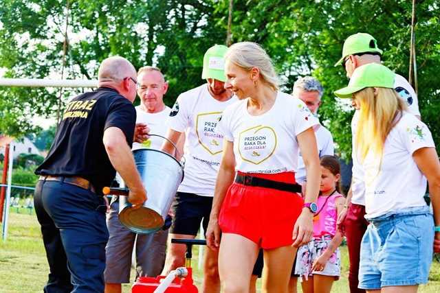 [FOTO] Biegają, aby przegonić raka. Wystartowali z Wierzbnej, skończą w Zduńskiej Woli 