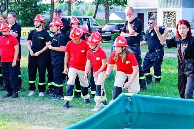 [FOTO] Biegają, aby przegonić raka. Wystartowali z Wierzbnej, skończą w Zduńskiej Woli 