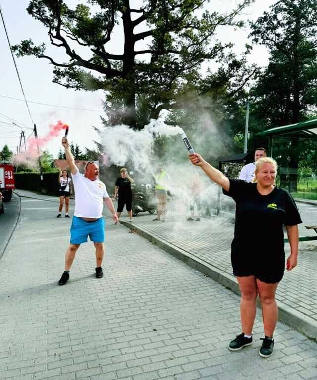 [FOTO] Biegają, aby przegonić raka. Wystartowali z Wierzbnej, skończą w Zduńskiej Woli 