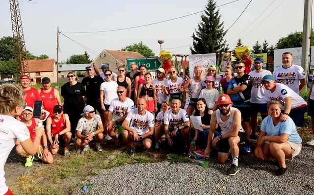 [FOTO] Biegają, aby przegonić raka. Wystartowali z Wierzbnej, skończą w Zduńskiej Woli 
