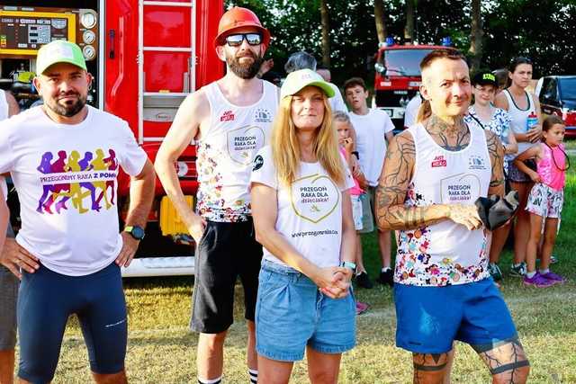 [FOTO] Biegają, aby przegonić raka. Wystartowali z Wierzbnej, skończą w Zduńskiej Woli 
