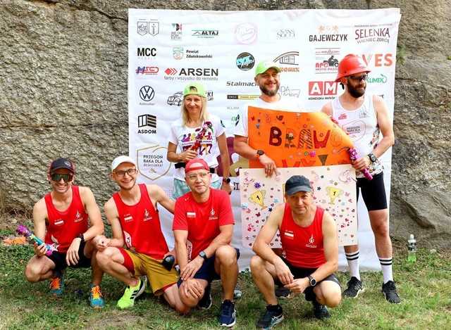 [FOTO] Biegają, aby przegonić raka. Wystartowali z Wierzbnej, skończą w Zduńskiej Woli 