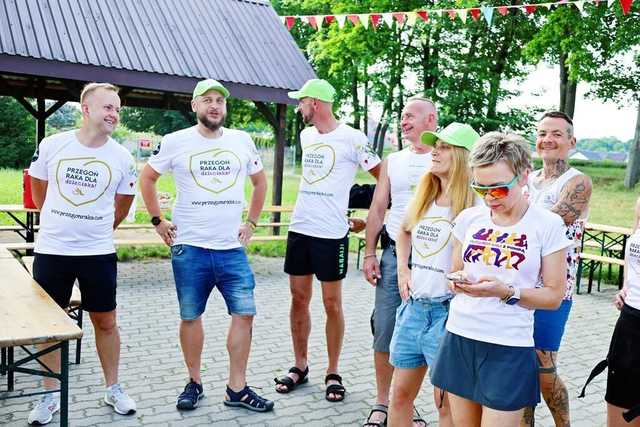 [FOTO] Biegają, aby przegonić raka. Wystartowali z Wierzbnej, skończą w Zduńskiej Woli 