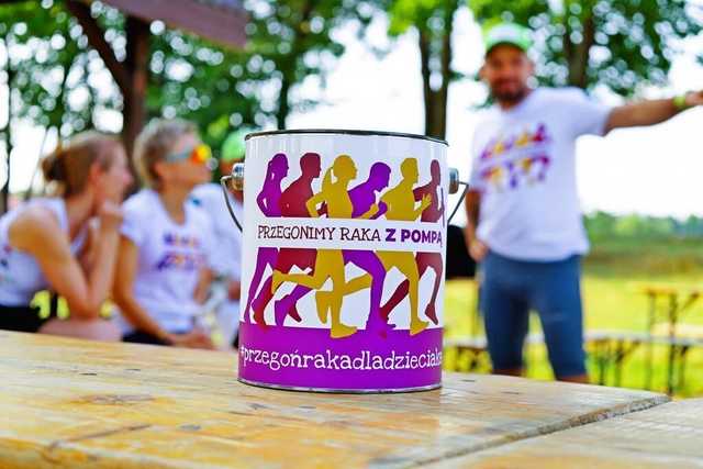 [FOTO] Biegają, aby przegonić raka. Wystartowali z Wierzbnej, skończą w Zduńskiej Woli 