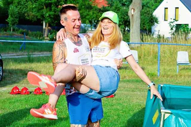 [FOTO] Biegają, aby przegonić raka. Wystartowali z Wierzbnej, skończą w Zduńskiej Woli 