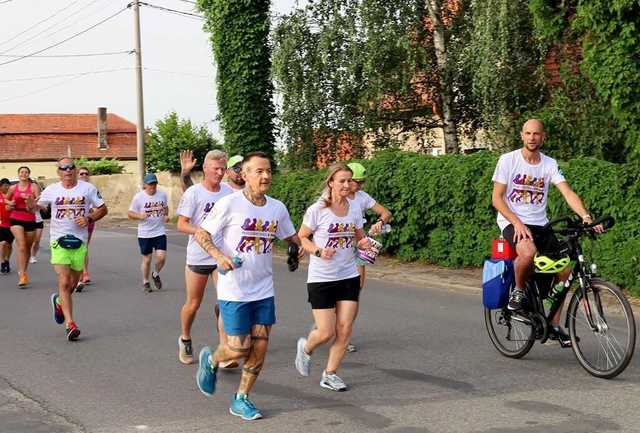 [FOTO] Biegają, aby przegonić raka. Wystartowali z Wierzbnej, skończą w Zduńskiej Woli 