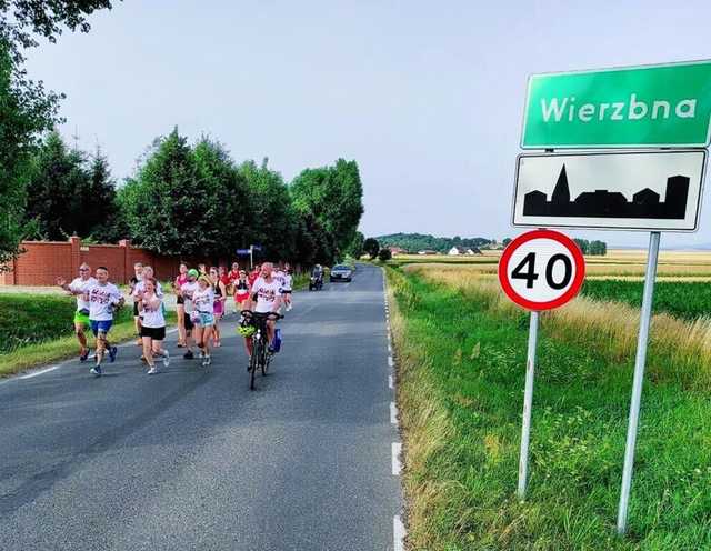 [FOTO] Biegają, aby przegonić raka. Wystartowali z Wierzbnej, skończą w Zduńskiej Woli 