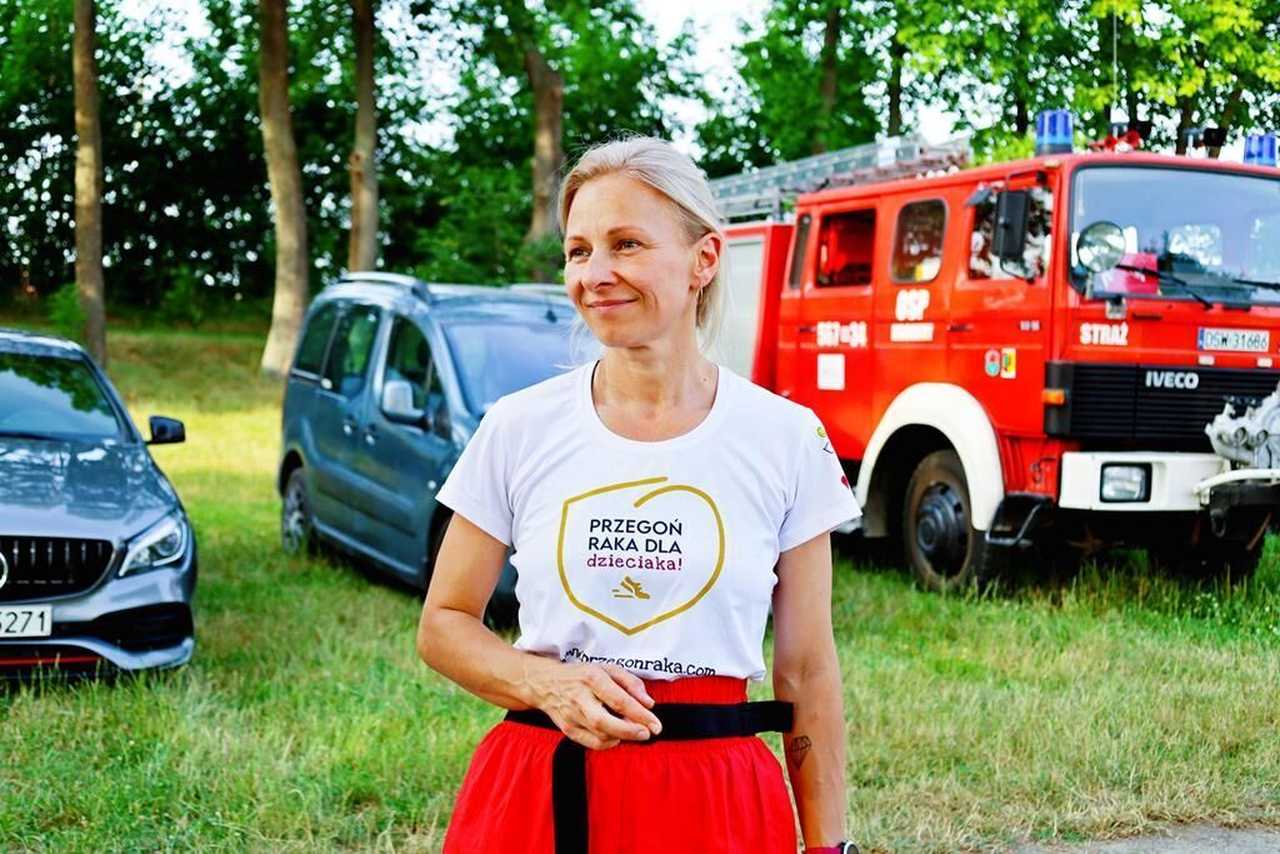 [FOTO] Biegają, aby przegonić raka. Wystartowali z Wierzbnej, skończą w Zduńskiej Woli 