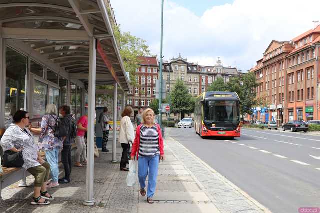 [FOTO] Start rewolucyjnych zmian w komunikacji miejskiej. Zobaczcie autobusy na nowych trasach i przystankach!