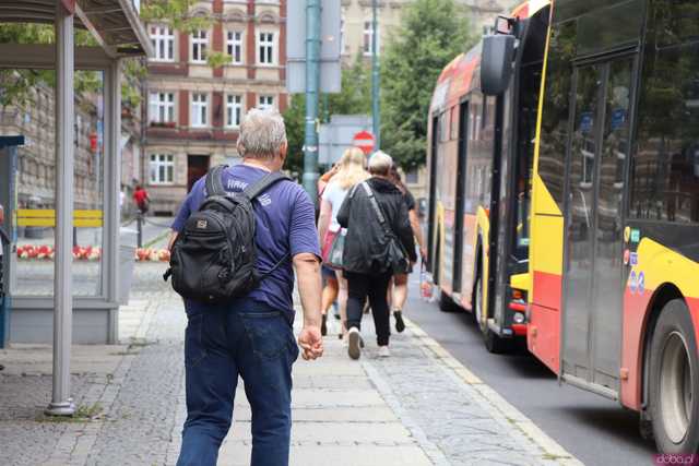 [FOTO] Start rewolucyjnych zmian w komunikacji miejskiej. Zobaczcie autobusy na nowych trasach i przystankach!