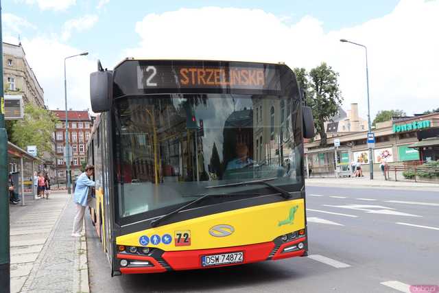 [FOTO] Start rewolucyjnych zmian w komunikacji miejskiej. Zobaczcie autobusy na nowych trasach i przystankach!