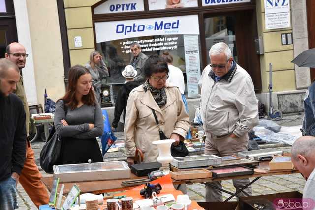[WIDEO, FOTO] Niesprzyjająca aura nie odstraszyła poszukiwaczy skarbów na lipcowej Giełdzie Staroci