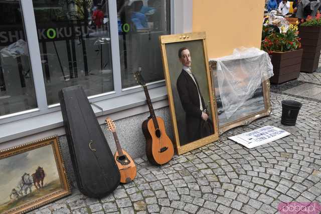 [WIDEO, FOTO] Niesprzyjająca aura nie odstraszyła poszukiwaczy skarbów na lipcowej Giełdzie Staroci