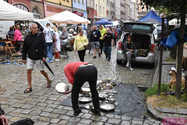 [WIDEO, FOTO] Niesprzyjająca aura nie odstraszyła poszukiwaczy skarbów na lipcowej Giełdzie Staroci