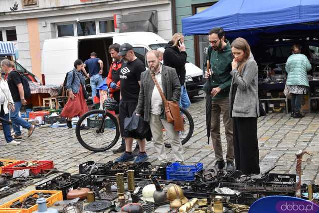 [WIDEO, FOTO] Niesprzyjająca aura nie odstraszyła poszukiwaczy skarbów na lipcowej Giełdzie Staroci