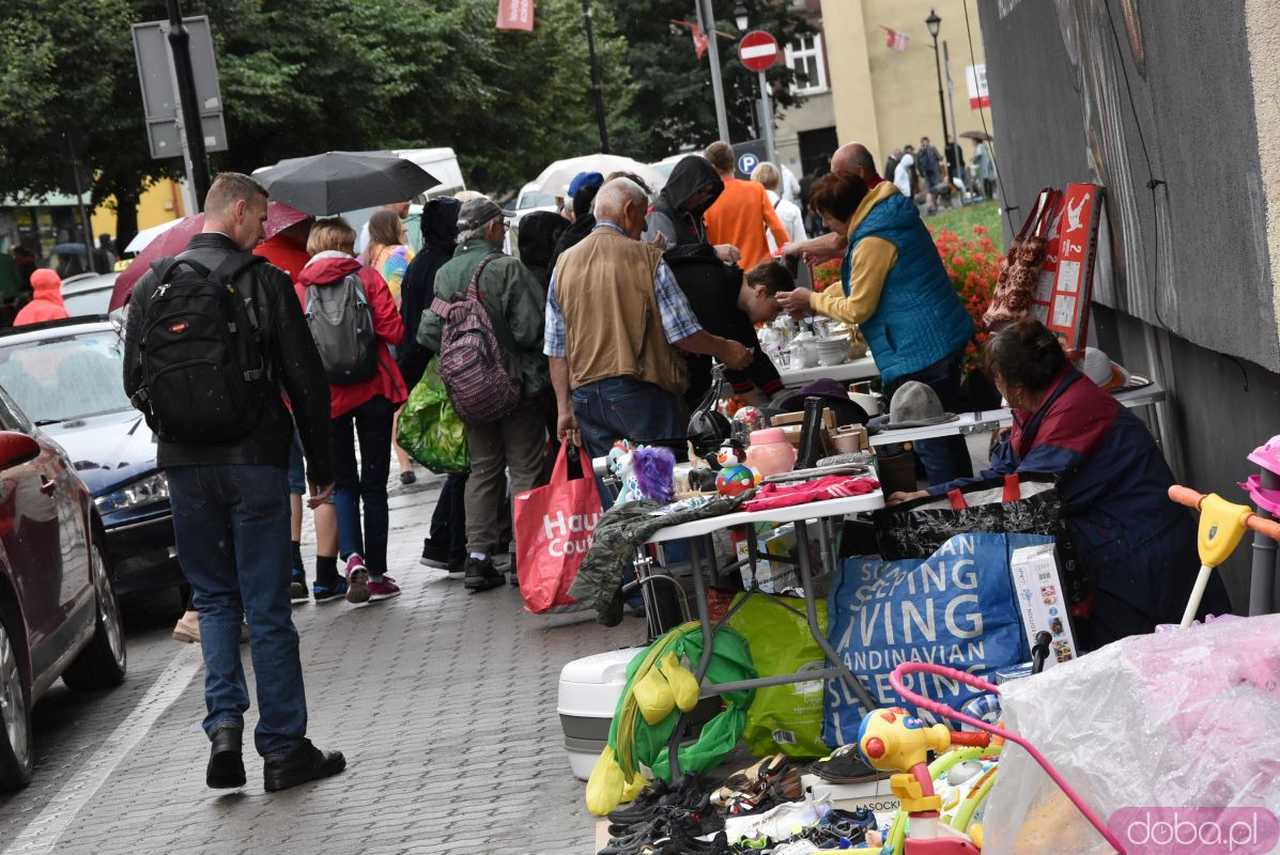 [WIDEO, FOTO] Niesprzyjająca aura nie odstraszyła poszukiwaczy skarbów na lipcowej Giełdzie Staroci