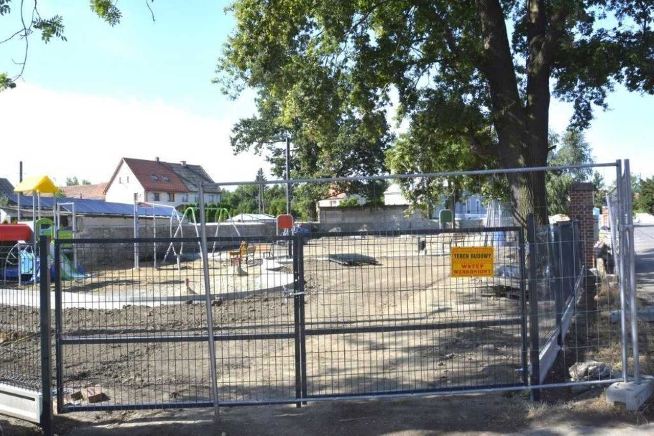[FOTO] Trwa budowa stref aktywności w Tomkowicach i Międzyrzeczu
