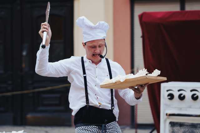 [FOTO] Plenerowe spektakle, strefa zabaw dla dzieci, spacer śladami murów obronnych. Trwa Festiwal Teatru Otwartego