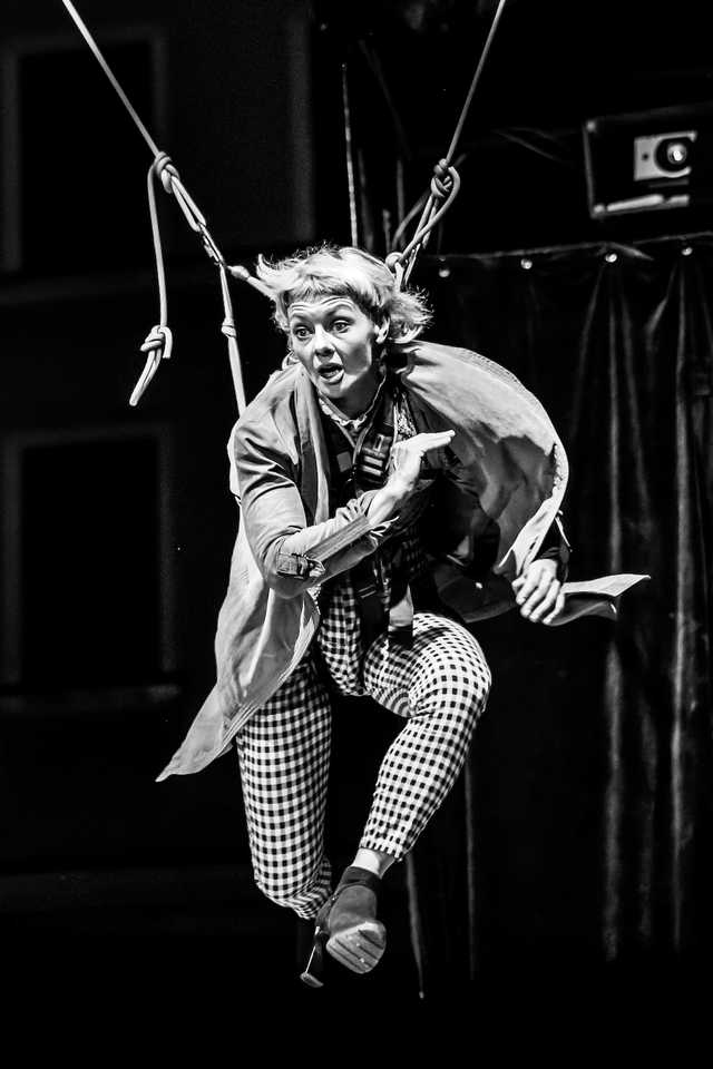 [FOTO] Plenerowe spektakle, strefa zabaw dla dzieci, spacer śladami murów obronnych. Trwa Festiwal Teatru Otwartego