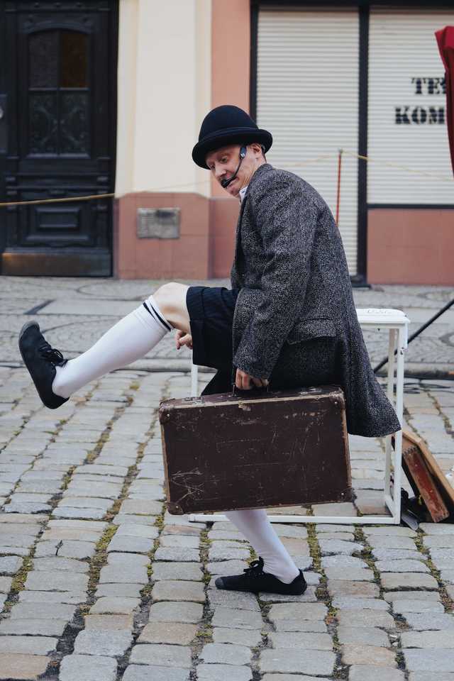 [FOTO] Plenerowe spektakle, strefa zabaw dla dzieci, spacer śladami murów obronnych. Trwa Festiwal Teatru Otwartego