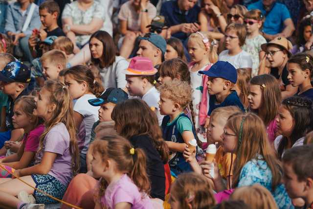 [FOTO] Plenerowe spektakle, strefa zabaw dla dzieci, spacer śladami murów obronnych. Trwa Festiwal Teatru Otwartego