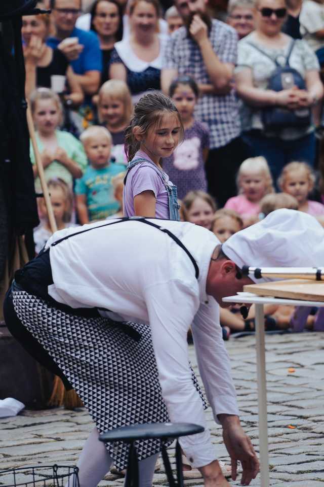 [FOTO] Plenerowe spektakle, strefa zabaw dla dzieci, spacer śladami murów obronnych. Trwa Festiwal Teatru Otwartego