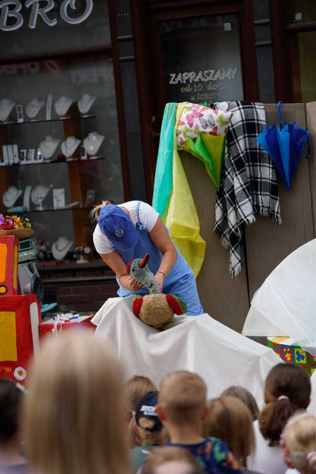 [FOTO] Plenerowe spektakle, strefa zabaw dla dzieci, spacer śladami murów obronnych. Trwa Festiwal Teatru Otwartego