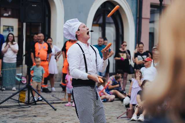[FOTO] Plenerowe spektakle, strefa zabaw dla dzieci, spacer śladami murów obronnych. Trwa Festiwal Teatru Otwartego