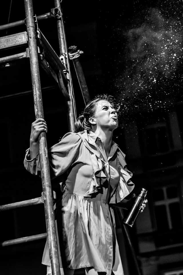 [FOTO] Plenerowe spektakle, strefa zabaw dla dzieci, spacer śladami murów obronnych. Trwa Festiwal Teatru Otwartego