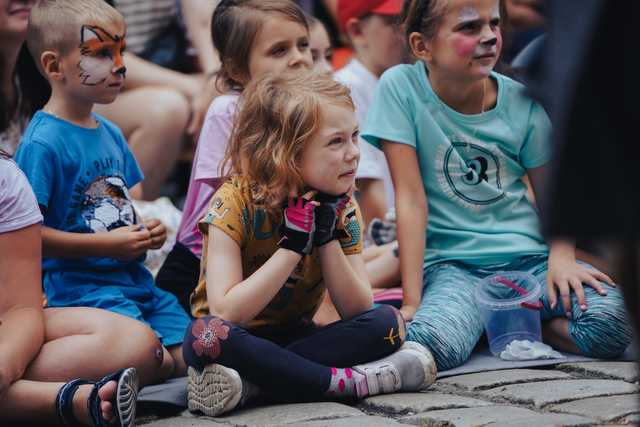 [FOTO] Plenerowe spektakle, strefa zabaw dla dzieci, spacer śladami murów obronnych. Trwa Festiwal Teatru Otwartego