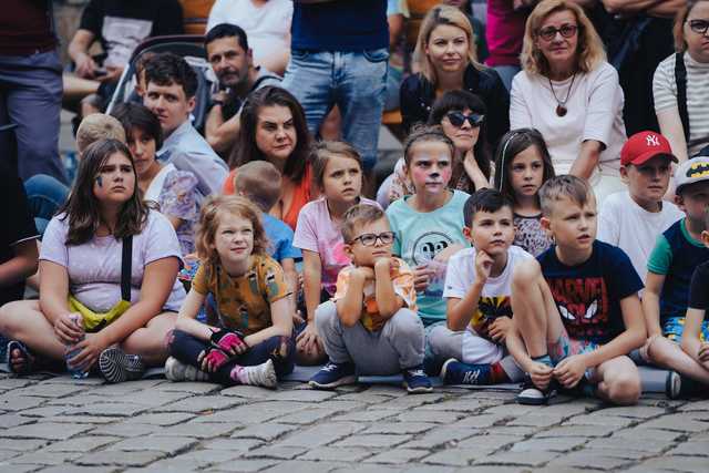 [FOTO] Plenerowe spektakle, strefa zabaw dla dzieci, spacer śladami murów obronnych. Trwa Festiwal Teatru Otwartego
