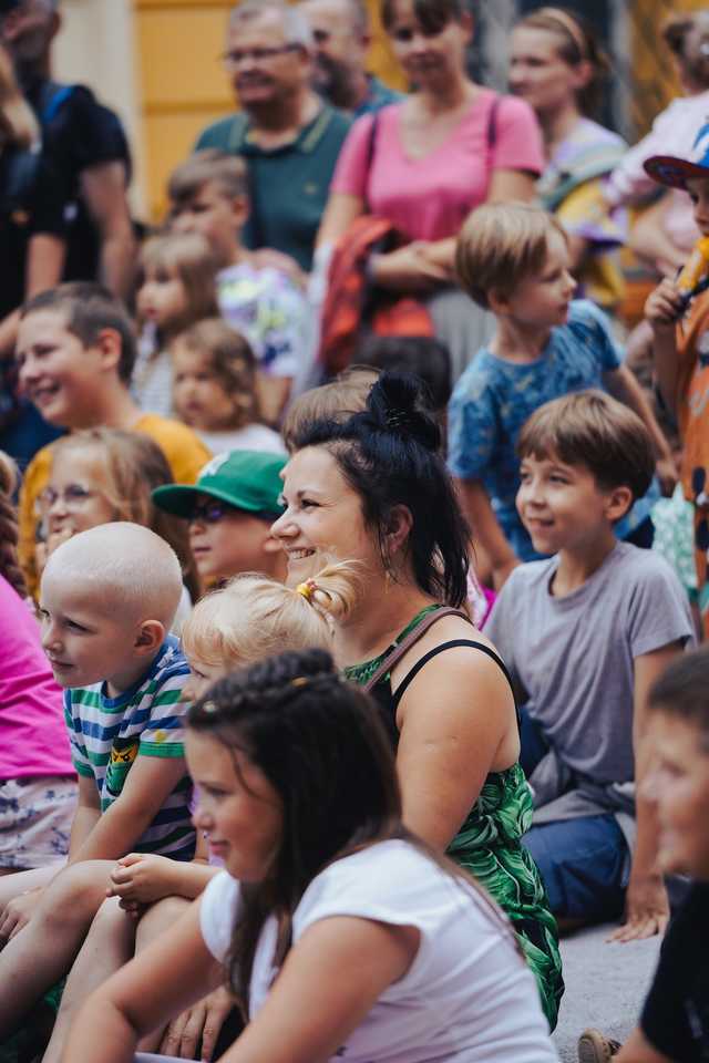 [FOTO] Plenerowe spektakle, strefa zabaw dla dzieci, spacer śladami murów obronnych. Trwa Festiwal Teatru Otwartego