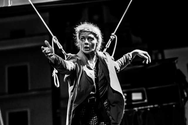 [FOTO] Plenerowe spektakle, strefa zabaw dla dzieci, spacer śladami murów obronnych. Trwa Festiwal Teatru Otwartego