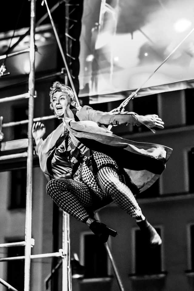 [FOTO] Plenerowe spektakle, strefa zabaw dla dzieci, spacer śladami murów obronnych. Trwa Festiwal Teatru Otwartego