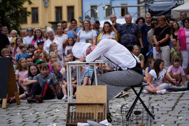 [FOTO] Plenerowe spektakle, strefa zabaw dla dzieci, spacer śladami murów obronnych. Trwa Festiwal Teatru Otwartego