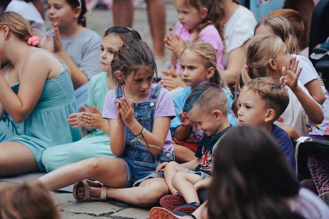 [FOTO] Plenerowe spektakle, strefa zabaw dla dzieci, spacer śladami murów obronnych. Trwa Festiwal Teatru Otwartego