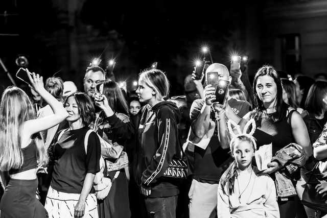 [FOTO] Plenerowe spektakle, strefa zabaw dla dzieci, spacer śladami murów obronnych. Trwa Festiwal Teatru Otwartego