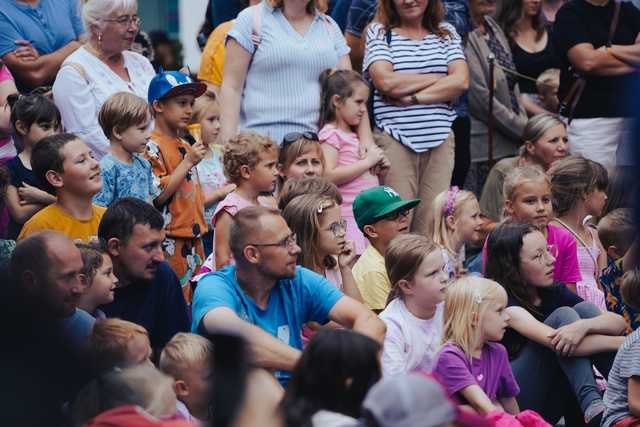 [FOTO] Plenerowe spektakle, strefa zabaw dla dzieci, spacer śladami murów obronnych. Trwa Festiwal Teatru Otwartego