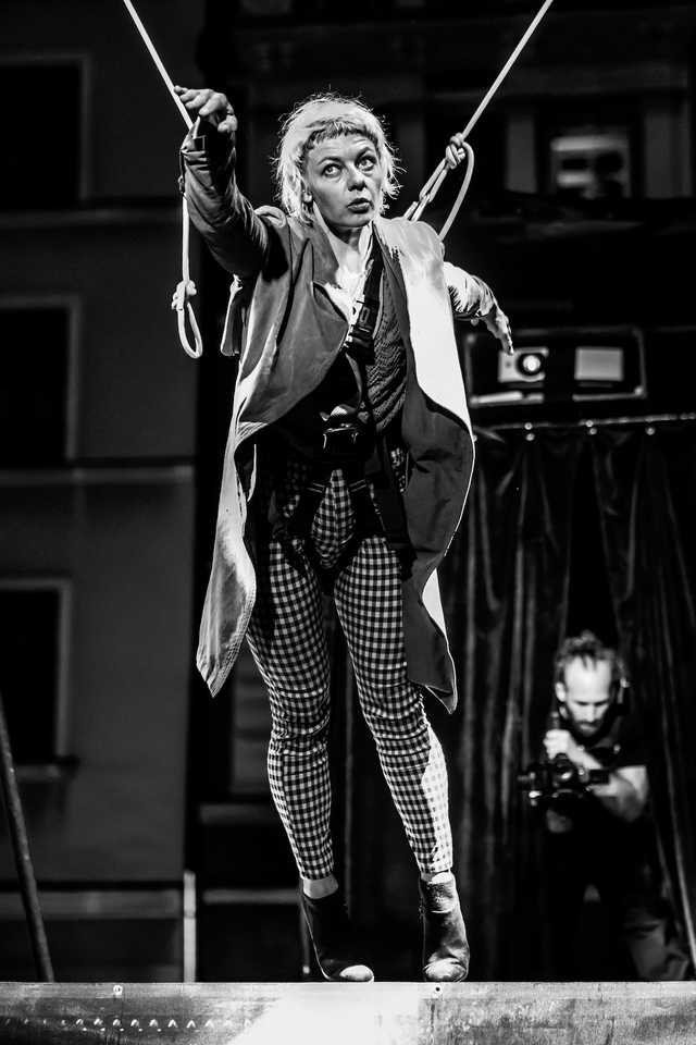 [FOTO] Plenerowe spektakle, strefa zabaw dla dzieci, spacer śladami murów obronnych. Trwa Festiwal Teatru Otwartego