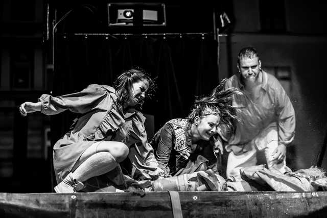 [FOTO] Plenerowe spektakle, strefa zabaw dla dzieci, spacer śladami murów obronnych. Trwa Festiwal Teatru Otwartego