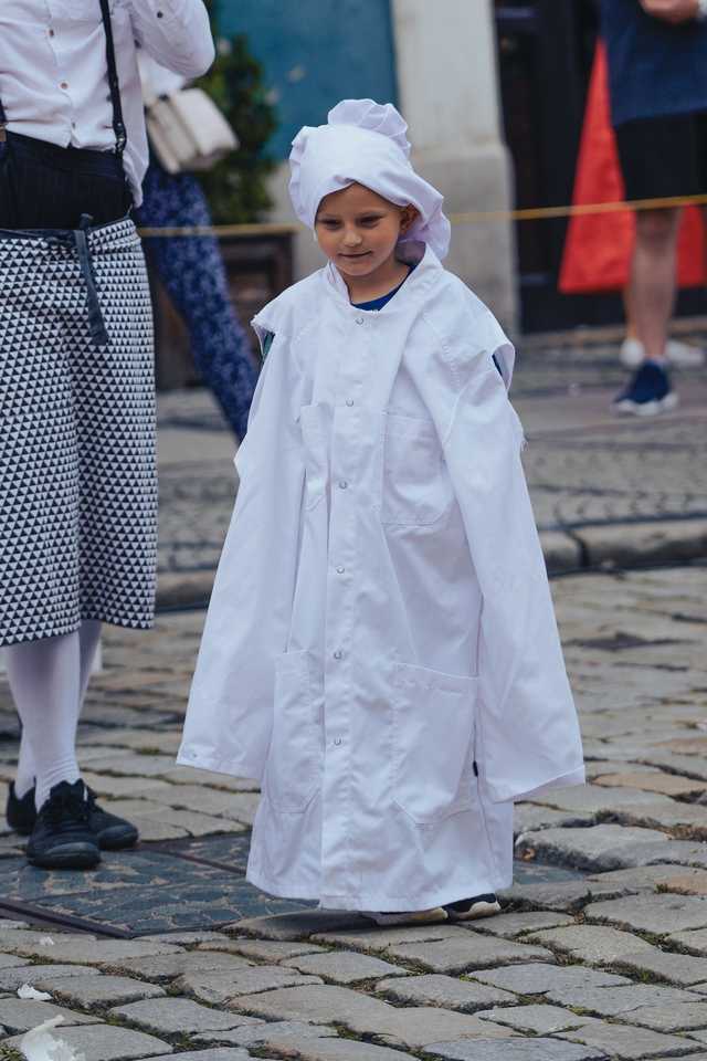 [FOTO] Plenerowe spektakle, strefa zabaw dla dzieci, spacer śladami murów obronnych. Trwa Festiwal Teatru Otwartego