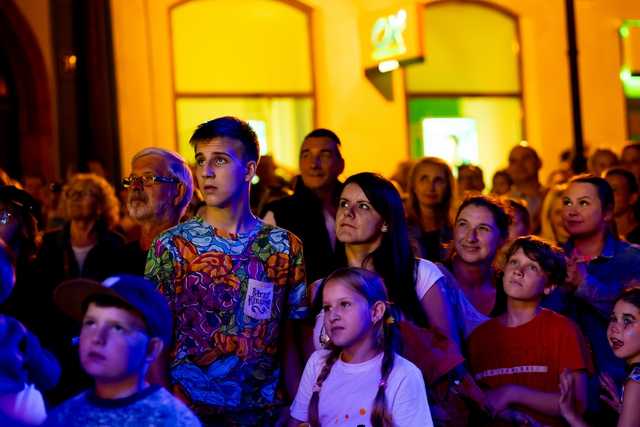 [FOTO] Plenerowe spektakle, strefa zabaw dla dzieci, spacer śladami murów obronnych. Trwa Festiwal Teatru Otwartego