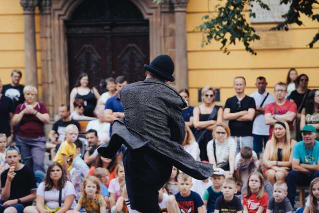 [FOTO] Plenerowe spektakle, strefa zabaw dla dzieci, spacer śladami murów obronnych. Trwa Festiwal Teatru Otwartego