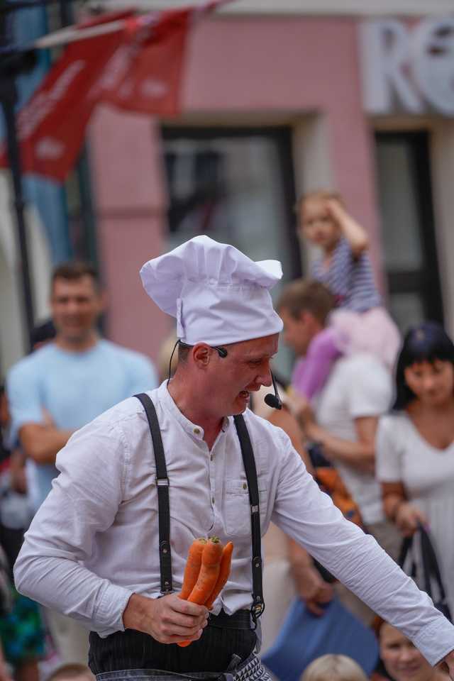 [FOTO] Plenerowe spektakle, strefa zabaw dla dzieci, spacer śladami murów obronnych. Trwa Festiwal Teatru Otwartego