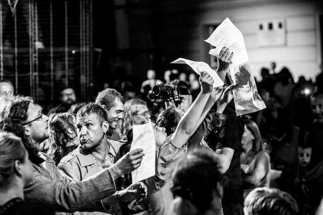 [FOTO] Plenerowe spektakle, strefa zabaw dla dzieci, spacer śladami murów obronnych. Trwa Festiwal Teatru Otwartego