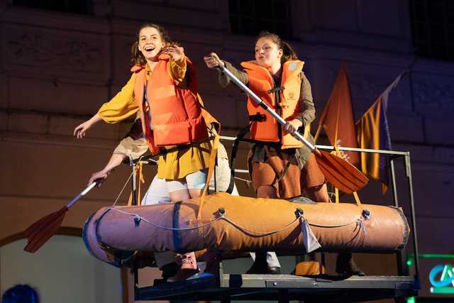 [FOTO] Plenerowe spektakle, strefa zabaw dla dzieci, spacer śladami murów obronnych. Trwa Festiwal Teatru Otwartego