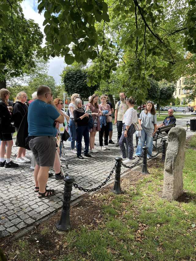 [FOTO] Plenerowe spektakle, strefa zabaw dla dzieci, spacer śladami murów obronnych. Trwa Festiwal Teatru Otwartego