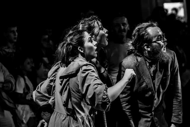 [FOTO] Plenerowe spektakle, strefa zabaw dla dzieci, spacer śladami murów obronnych. Trwa Festiwal Teatru Otwartego